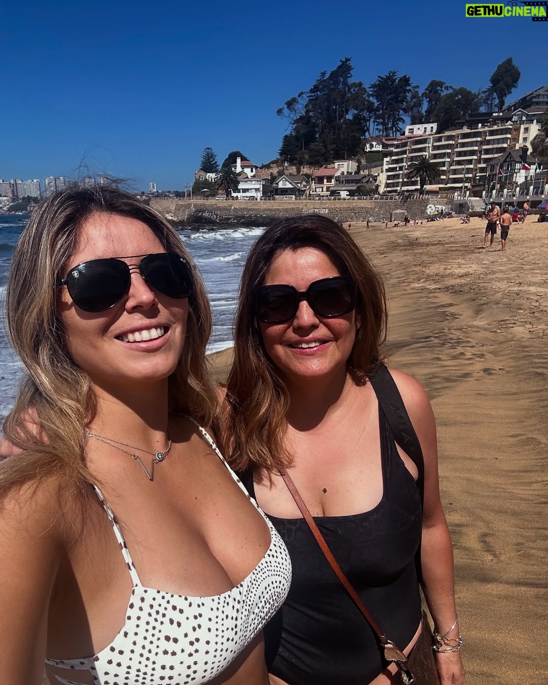 Veronica Bianchi - 16.9K Likes - Nos vamos acercando al sexto mes🤰🏻
Feliz. Rodeada de mi familia que es la mejor del mundo.
El amor de mi marido que no puede estar más emocionado con la llegada de Agustín.
La alegría (y trabajo) que nos entregan los tres 🐾🐾🐾 de la casa.
La plenitud de tomar buenas decisiones❤️
Agradecida de tanto amor🥹