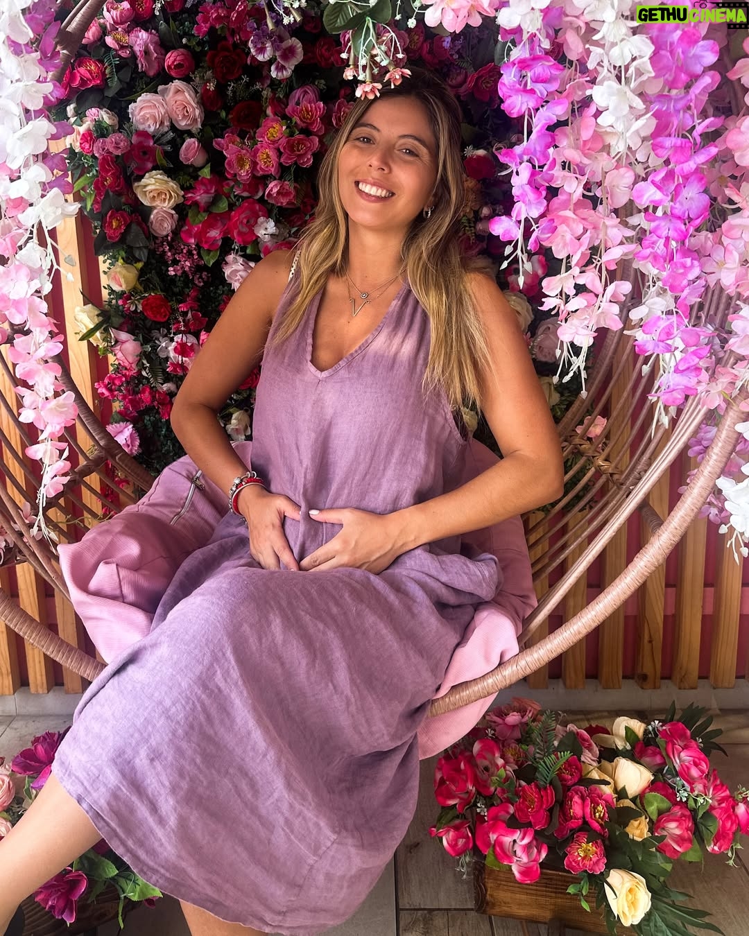 Veronica Bianchi - 16.9K Likes - Nos vamos acercando al sexto mes🤰🏻
Feliz. Rodeada de mi familia que es la mejor del mundo.
El amor de mi marido que no puede estar más emocionado con la llegada de Agustín.
La alegría (y trabajo) que nos entregan los tres 🐾🐾🐾 de la casa.
La plenitud de tomar buenas decisiones❤️
Agradecida de tanto amor🥹