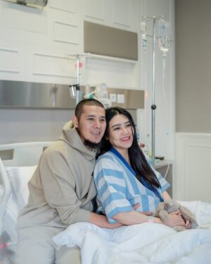 Via Vallen Instagram - Gak kerasa udah mau sebulan kami jadi orang tua
Adanya agham, membuat kami jadi banyak belajar hal baru
Memiliki tujuan lagi dan lebih bersyukur
Agham memberi makna yang luar biasa untuk kami
Alhamdulillah, beruntungnya kami jadi orang tua @aghamradia 🤍🌻