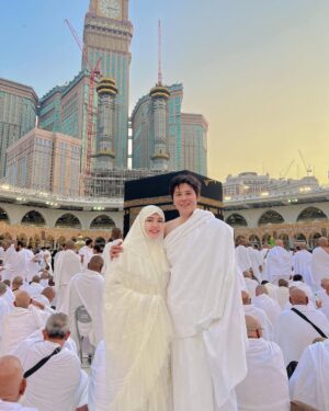 Via Vallen Instagram - Allah tidak memanggil orang orang yang mampu, tetapi Allah memampukan orang orang yang terpanggil.
Alhamdulillah, terima kasih atas undanganMU dan dengan segala kemudahannya ya rabb
Dari nonton piala dunia di Qatar sampe bisa ibadah bareng suami di rumahMU 🤍

Semoga teman teman yang belum pernah ke baitullah segera di undang oleh Allah Swt bersama orang orang tersayangnya 
Amiinn.