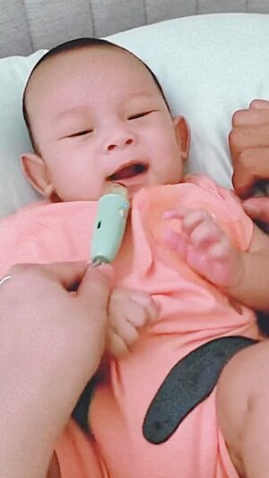 Via Vallen Instagram - Permisi, anak penyanyi numpang check sound 😅