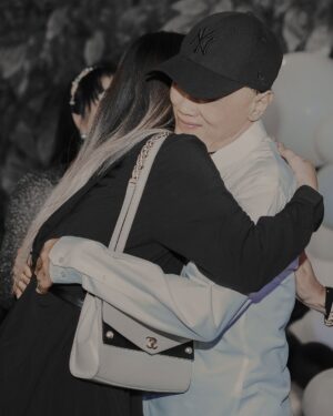 Via Vallen Instagram - Percayalah, duka kehilangan orang yang paling di sayang tidak akan pernah bisa hilang
Rasa itu hinggap di hati kita, selamanya
Kita hanya bisa mengalihkannya
Dengan menjalani hidup, menyibukkan diri
beraktifitas seperti biasa
Karena pada saat kamu berdiam diri, sendiri
Duka itu kembali menghampiri
Dan saat kamu menyadari lagi
Bahwa kesayanganmu telah pergi
Duka itu menjadi tak terkendali 🤍🌻