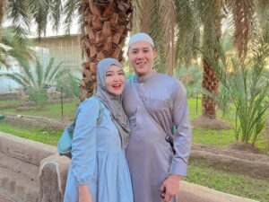 Via Vallen Instagram - Alhamdulillah perut makin buncit, efek makan kurma gak kira kira nih 😅
Lanjutan Give Away Al-Qur’an Madinahnya Kita pin 3 komentar dari postingan ini yaa
Semoga beruntung 🙏