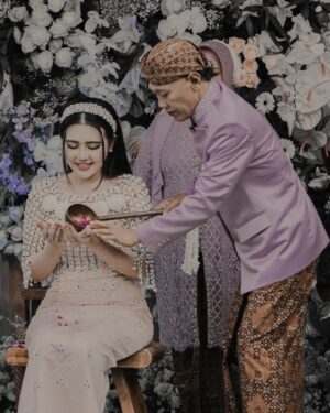 Via Vallen Instagram - Percayalah, duka kehilangan orang yang paling di sayang tidak akan pernah bisa hilang
Rasa itu hinggap di hati kita, selamanya
Kita hanya bisa mengalihkannya
Dengan menjalani hidup, menyibukkan diri
beraktifitas seperti biasa
Karena pada saat kamu berdiam diri, sendiri
Duka itu kembali menghampiri
Dan saat kamu menyadari lagi
Bahwa kesayanganmu telah pergi
Duka itu menjadi tak terkendali 🤍🌻