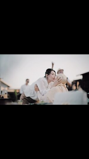 Via Vallen Instagram - Ga nyangka Malaikat Terbaikku sudah 50 tahun
Sedih, karena mama sudah semakin tua
Panjang umur dan bahagia terus ya maa
Tetep sama aku sampe aku menua mama
I love you 🤍