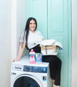Via Vallen Instagram - Buibuuuuu! Siapa yang mau dapet stok bulanan deterjen di tengah bulan gini? 
Buruan nih @deterjensayang mau bagi-bagi Sayang 2in1. Deterjen plus pelembut yang bikin baju gampang disetrika, udah gitu wanginya tahan lama...

Ikutin cara di bawah ini ya:
-Follow akun Instagram dan Tiktok @deterjensayang
-Bantuin aku kasih caption photo ini ayo keluarkan kreativitas buibuuu!
-Pakai hashtag #Sayang2in1PlusPelembut #SayangDirimuSayangIndonesia dan tag 3 temen buibuuuu
-Nanti 10 orang yang paling kreatif bakal dapetin stok bulanan Sayang 2in1 dari @deterjensayang
-Cuma sampe 29 Januari 2025 ya Buibuuu!
-Pantengin akun IG @deterjensayang ya buat pengumuman pemenangnya!

#SayangxViaVallen #Sayang2in1PlusPelembut #SayangDirimuSayangIndonesia