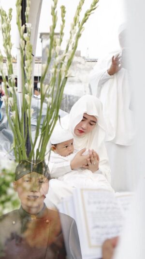 Via Vallen Instagram - Setiap tanggal 11 januari, papa selalu nunggu untuk dirayakan
Kita tetap merayakan tanggal 11 januarinya papa
Hanya caranya saja yang berbeda
Kali ini kita yasinan di rumah baru papa
Kita ajak kerabat dan teman papa
Kita jaga silturahmi papa, sebagai bentuk bakti kita
Semoga papa suka yaaa
Paa, dulu papa mau ngobrol sama aku tapi nunggu aku lahiran dulu yaaa
Papa gak mau aku banyak pikiran saat itu
Tapi belum waktunya aku lahiran, papa malah ninggalin aku duluan
Hehe, tapi gpp kita udah ikhlas kok
Cuma kadang rindu aja yang bikin sesak
Paa, untuk pertama kalinya aku ajak cucu yang selama ini papa jaga, ke rumah baru papa
Yang tenang disana ya pa
Kita do’ain papa terus
Aku sayang papa, bangettt 🤍