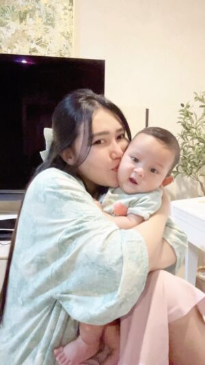 Via Vallen Instagram - Alhamdulillah agham lolos jadi anak ASI eksklusif 
Dan ini video awal MPASi agham pas tanggal 7 kemarin 
Dia udah bete duluan karena posisi ngantuk dan ga mau ditaro kursi makan 
Untuk menu pertama, agham makan bubur kentang ati   telur puyuh
Alhamdulillah Aghamnya sukaaa, aminya ampe speechless 😍