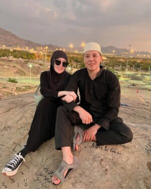 Via Vallen Instagram - Alhamdulillah kita bisa kesini berdua, semoga kisah kita seperti Nabi Adam As & Siti Hawa 
Memiliki keturunan, penuh kasih sayang, Saling setia, dan hanya maut yang bisa memisahkan
Amiinn Allahumma amiinn
Fyi Jabal Rahma adalah tempat bertemunya Nabi Adam As dan Siti Hawa setelah ratusan tahun
Dan juga merupakan tempat terakhir Nabi Muhammad Saw mendapatkan Wahyu.

Btw Hari ini kita menuju Madinah
Temen temen followers kita Mau Al-Qur’an Asli dari Madinah nggak ya kira kira?
Kalo banyak yang Mau, nanti kita beli’in dan kita bagi bagi lewat instagram yaaa