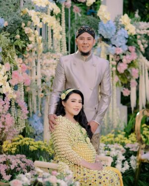 Via Vallen Instagram - Alhamdulillah tingkeban baby A berjalan lancar
Tumbuh sehat selalu ya anakk ami & abi 🤍
Terima kasih buat keluarga, berikut teman teman yang hadir dan turut mendoakan baby A

Eo by @celtic_indonesia 
Kebaya & beskap by @anarav.label