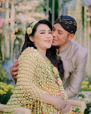 Via Vallen Instagram - Alhamdulillah tingkeban baby A berjalan lancar
Tumbuh sehat selalu ya anakk ami & abi 🤍
Terima kasih buat keluarga, berikut teman teman yang hadir dan turut mendoakan baby A

Eo by @celtic_indonesia 
Kebaya & beskap by @anarav.label