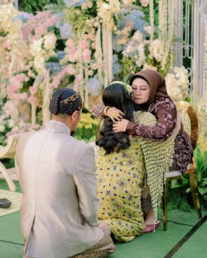 Via Vallen Instagram - Alhamdulillah tingkeban baby A berjalan lancar
Tumbuh sehat selalu ya anakk ami & abi 🤍
Terima kasih buat keluarga, berikut teman teman yang hadir dan turut mendoakan baby A

Eo by @celtic_indonesia 
Kebaya & beskap by @anarav.label