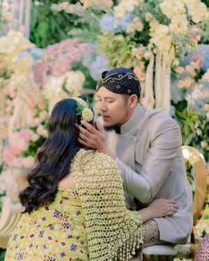 Via Vallen Instagram - Alhamdulillah tingkeban baby A berjalan lancar
Tumbuh sehat selalu ya anakk ami & abi 🤍
Terima kasih buat keluarga, berikut teman teman yang hadir dan turut mendoakan baby A

Eo by @celtic_indonesia 
Kebaya & beskap by @anarav.label