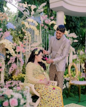 Via Vallen Instagram - Alhamdulillah tingkeban baby A berjalan lancar
Tumbuh sehat selalu ya anakk ami & abi 🤍
Terima kasih buat keluarga, berikut teman teman yang hadir dan turut mendoakan baby A

Eo by @celtic_indonesia 
Kebaya & beskap by @anarav.label