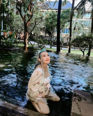Via Vallen Instagram - Being pregnant means every day is another day closer to meeting the love of my life 🤍🌻