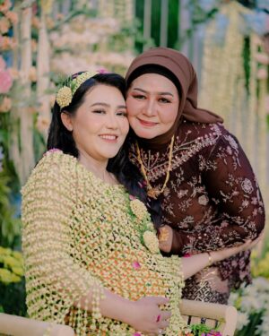 Via Vallen Instagram - Alhamdulillah tingkeban baby A berjalan lancar
Tumbuh sehat selalu ya anakk ami & abi 🤍
Terima kasih buat keluarga, berikut teman teman yang hadir dan turut mendoakan baby A

Eo by @celtic_indonesia 
Kebaya & beskap by @anarav.label