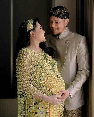 Via Vallen Instagram - Alhamdulillah tingkeban baby A berjalan lancar
Tumbuh sehat selalu ya anakk ami & abi 🤍
Terima kasih buat keluarga, berikut teman teman yang hadir dan turut mendoakan baby A

Eo by @celtic_indonesia 
Kebaya & beskap by @anarav.label