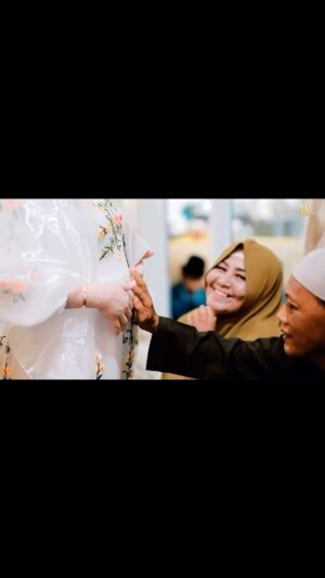 Via Vallen Instagram - Dear, papa
Ga nyangka ternyata moment pengajian 4 bulanan cucu papa ini jadi dokumentasi terakhir kita
Setelah liat video ini, aku baru nyadar kalo papa sudah tua
Selama ini aku sombong, ga pernah kepikiran bahwa papa sewaktu waktu akan di ambil
Paa, hari ini kita tahlilan 40 harinya papa
Hampir tiap hari aku ke makam papa, tidur di sofa bed favorite papa
Karena katanya selama 40 hari papa masih di rumah ini, dan aku meyakini itu
Jadi aku masih ngerasa kita dekat
Setelah 40 hari papa semakin jauh ya?
Semoga aku kuat ya paa, semakin ikhlas
Papa yang tenang ya di sana
Aku sayang papa 🤍
