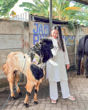Via Vallen Instagram - MasyaAllah gagahnya kendaraan papa buat ke surga inii
Entar salamin buat alm. Papa yaa mbekkk
Bilangin aku sayang banget sama papa, selamanya 🤍🌻