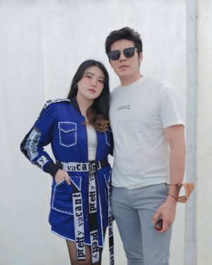 Via Vallen Instagram - The best feeling in the world is being with someone who wants you as much as you want them 🤍 
Eits, jangan di geserr 🙈