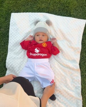 Via Vallen Instagram - Selamat 4 bulan anakku @aghamradia
Panjang umur, sehat, dan tambah pinter yaa sayangkuu
Maaf yaaa nakk, ami gak nemu jersey yang 4 bulan
Nemunya yang buat anak 4 tahun 🤭