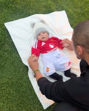 Via Vallen Instagram - Selamat 4 bulan anakku @aghamradia
Panjang umur, sehat, dan tambah pinter yaa sayangkuu
Maaf yaaa nakk, ami gak nemu jersey yang 4 bulan
Nemunya yang buat anak 4 tahun 🤭