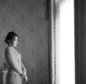 Via Vallen Instagram - Aku mau jawab beberapa pertanyaan temen temen netizen disini yaa 
Caption kemaren tuh cerita lama dari sebelum aku nikah
Aku stop jatah bulanan juga udah dari lama
Mungkin sebelum covid
Jadi bukan pas aku udah nikah yaa

Oke, dari awal mungkin aku yg salah
Karena aku dari keluarga susah
Bahkan untuk kuliah aja aku ga ada biaya
Pas aku punya uang ya aku gak mau adek2ku juga susah kaya aku
Aku fasilitasi, aku jatah tanpa ada petuah apapun buat mereka 😥
Tapi ternyata aku malah menjerumuskan mereka
mereka terlena karena merasa sudah cukup

Guys, bentuk sayang dan peduli bukan melulu tentang materi yg akhirnya bikin MANJA
Kita suapin duit terus kalo anaknya gak punya keinginan untuk maju yg ada malah ngerusak masa depannya
Padahal mereka harus tau tanggung jawab terhadap diri sendiri, karena nantinya bakal berkeluarga
Tapi kalo ditanya gimana aku ke orang tua?
Masih sama dan gak akan berubah
Sampe skrg apapun yg orang tuaku butuhin ya aku penuhin
Karena kalo bukan kita anaknya, siapa lagi?

Di sini aku cm pengen memutus stigma tentang anak pertama harus menanggung beban keluarga / anak yg paling sukses WAJIB menafkahi adek2nya
Yg harus kita lakukan adalah memberi KAIL berikut UMPAN bukan IKANnya
Kalo udah di beri KAIL & UMPAN ( MODAL ) masih gitu aja ya coba biarin mereka kenal dunia luar
Agar tau gimana rasanya kerja ikut orang lain
Aku juga bukan tipe orang yg mentang mentang punya kenalan sana sini terus main titip aja
BIG NO!!!

Mereka harus punya kemauan untuk maju, mau belajar dan mau capek
Biar mereka tau gmn susahnya cari uang dan tau arti tanggung jawab
Sampe disini paham ya teman teman?

Jadi kalo di tanya keadaan sama adek2 skrg gmn ya baik2 ajaa
Mereka udah berubah jauh lebih baik, tumbuh jadi anak yg bertanggung jawab dan sangat menghargai aku sebagai kakaknya yg selama ini jadi tulang punggung keluarga
Semua ini berkat peran  orang tua yg bijaksana sebagai penengah
Akhirnya mereka sadar dan kita saling memaafkan
Alhamdulillah.

Mudah2an kalian anak pertama / yg paling sukses tapi keluarganya masih toxic di luar sana di beri kesabaran yg luas dan di lapangkan rejekinya serta segera di sadarkan semua anggota keluarganya 
Amiinn Allahumma amiinn