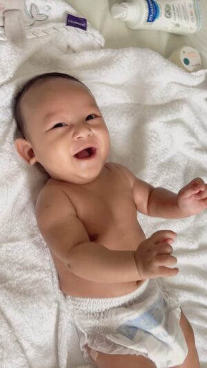 Via Vallen Instagram - Selamat pagii dari anak ganteng @aghamradia 
Gemesss tapi kasian, takut capek gara gara ketawa
Cuma modal kata makuku doang, sampek kepingkel gitu 😅