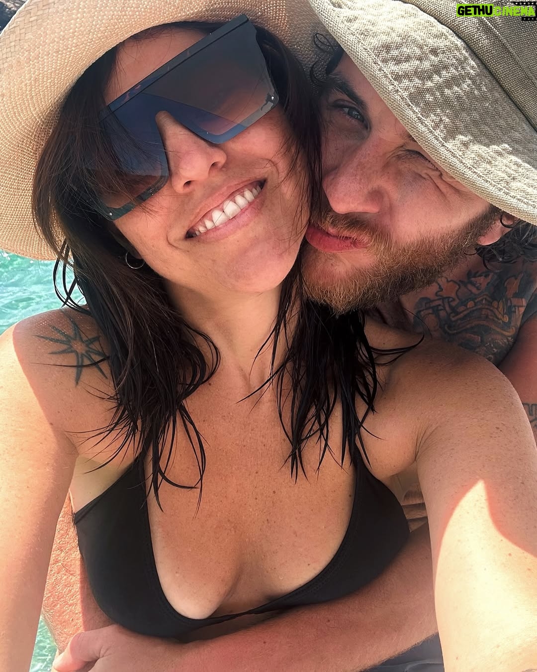 Victoria Maurette - 7.7K Likes - “La complicidad invita a la locura. En este amor, no se permite la cordura.” ❤️ Te amo, con locura, cada día más. Espero vivir esta aventura y repetirla en nuestras futuras vidas, cuando ya no existamos y reencarnemos en otros seres, destinados a encontrarse. Gracias x hacer nuestros días felices, ayudarme a crecer como persona, y x formar una familia conmigo. Te adoro y admiro potro de mi vida. Feliz todo.