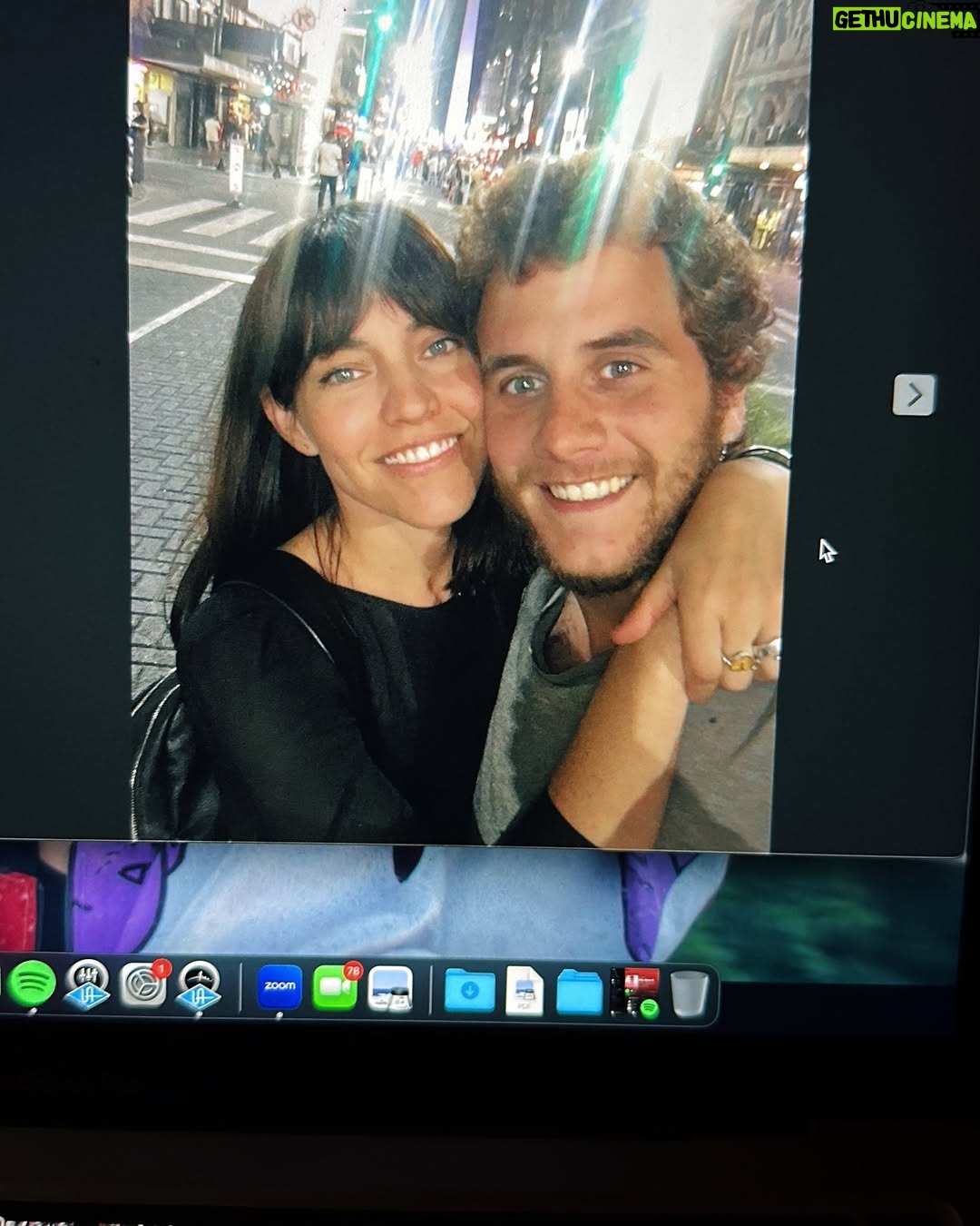 Victoria Maurette - 7.7K Likes - “La complicidad invita a la locura. En este amor, no se permite la cordura.” ❤️ Te amo, con locura, cada día más. Espero vivir esta aventura y repetirla en nuestras futuras vidas, cuando ya no existamos y reencarnemos en otros seres, destinados a encontrarse. Gracias x hacer nuestros días felices, ayudarme a crecer como persona, y x formar una familia conmigo. Te adoro y admiro potro de mi vida. Feliz todo.