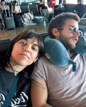 Victoria Maurette Instagram - “La complicidad invita a la locura. En este amor, no se permite la cordura.” ❤️ Te amo, con locura, cada día más. Espero vivir esta aventura y repetirla en nuestras futuras vidas, cuando ya no existamos y reencarnemos en otros seres, destinados a encontrarse. Gracias x hacer nuestros días felices, ayudarme a crecer como persona, y x formar una familia conmigo. Te adoro y admiro potro de mi vida. Feliz todo.