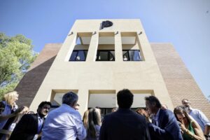Victoria Onetto Instagram - Acompañé a nuestro gobernador @kicillofok y a @crisalvarezrod en la inauguración de una nueva Casa de la Provincia, en esta oportunidad en la ciudad de #Chascomús.

🏬Esta sede contribuye al proceso de descentralización del Gobierno provincial, para llegar a cada uno de los pueblos del territorio bonaerense, con más eficacia, más organización y condiciones dignas. 

✨Porque el objetivo de esta gestión es continuar facilitando a todos los y las bonaerenses el acceso a trámites y servicios en un ámbito cercano y de proximidad. 

Un Estado presente en todos los rincones de nuestro extensa y maravillosa #Provincia 💪🏽

@kicillofok @crisalvarezrod @provinciaba @jesil_rey @javierchapagaston

#derechoalfuturo