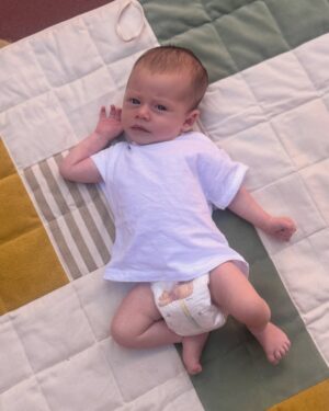 Victoria Saravia Instagram - Larga vida a todo lo que nos llena el alma de paz 🕊️👶