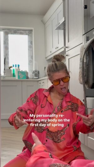 Victoria Spence Instagram - I never realise how much the winter affects me until the sun comes out in spring and I feel my personality pumping through my veins🤪
ad| I’m seeing March as my New year to be honest, and my chance to think about what I might like to achieve this year and who I want to become. 
The first thing I need to work on is my mornings! @symproveyourlife has been my one constant (oh and my cup of tea), but instead of sitting scrolling, I need to bring back my morning skank, have a sniff of fresh air and get back to moving my body consistently. 
You can get 50% off the first 3 months of a rolling subscription of Symprove with my code VICTORIA50 ! If you want a place to start with giving your gut some TLC it’s here 📍#springinmystep #relateable