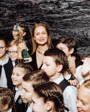Viktoriya Isakova Instagram - «Золотой орел» 
За лучшую женскую роль на телевидении. 
«Я не могу без тебя»
Режиссер Юрий Мороз @moroz_film ❤️🩷 
Я была  рада участвовать и уйти с призом , это приятнее , чем просто участие 
Но совсем не рада,  что любимый, прекрасный «Сто лет тому вперед» остался вообще без наград
Это точно не справедливо

Вечер пролетел , был душевный , теплый 
Ведущие , Юля  Хлынина и Саша Петров, были красивые, очаровательные и легкие 

Саша Урсуляк @sashaursula  получила приз за  лучшую женскую роль в кино! Я за нее очень рада 💃💃💃

Каблуки у меня слишком высокие..но это не серьезная проблема , можно и босиком  добежать 💃
могу надеть любой размер, важно , чтобы красиво😂
А у @noone_russia всегда красиво

Статуэтки созданы ювелирной компанией Mercury !
@mercury_russia @mercuryjewellery 
И я надевала очень красивые украшения Mercury, серьги с камнями коньячного цвета идеально подошли к платью. 
 Спасибо Ладе Арзумановой @ladarzumanova , что все придумала и меня собрала ❤️
Спасибо  @masterpeace.masterpeace  и Лене Борцовой , что молниеносно сделали мне  красивое платье 🔥❤️
Макияж и прическа - 
Надя Князева  и @nataliakovalenkova ❤️❤️❤️ 
Прочитала где то комментарий, что украшу любой наряд
Это отлично, но лучше, когда мы с нарядом заодно 😘

❤️ моей помощнице Рите за безупречную работу и восхищенный взгляд, это в пользу самооценке ❤️

📸 обожаемая Аня  @temerina