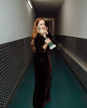 Viktoriya Isakova Instagram - «Золотой орел» 
За лучшую женскую роль на телевидении. 
«Я не могу без тебя»
Режиссер Юрий Мороз @moroz_film ❤️🩷 
Я была  рада участвовать и уйти с призом , это приятнее , чем просто участие 
Но совсем не рада,  что любимый, прекрасный «Сто лет тому вперед» остался вообще без наград
Это точно не справедливо

Вечер пролетел , был душевный , теплый 
Ведущие , Юля  Хлынина и Саша Петров, были красивые, очаровательные и легкие 

Саша Урсуляк @sashaursula  получила приз за  лучшую женскую роль в кино! Я за нее очень рада 💃💃💃

Каблуки у меня слишком высокие..но это не серьезная проблема , можно и босиком  добежать 💃
могу надеть любой размер, важно , чтобы красиво😂
А у @noone_russia всегда красиво

Статуэтки созданы ювелирной компанией Mercury !
@mercury_russia @mercuryjewellery 
И я надевала очень красивые украшения Mercury, серьги с камнями коньячного цвета идеально подошли к платью. 
 Спасибо Ладе Арзумановой @ladarzumanova , что все придумала и меня собрала ❤️
Спасибо  @masterpeace.masterpeace  и Лене Борцовой , что молниеносно сделали мне  красивое платье 🔥❤️
Макияж и прическа - 
Надя Князева  и @nataliakovalenkova ❤️❤️❤️ 
Прочитала где то комментарий, что украшу любой наряд
Это отлично, но лучше, когда мы с нарядом заодно 😘

❤️ моей помощнице Рите за безупречную работу и восхищенный взгляд, это в пользу самооценке ❤️

📸 обожаемая Аня  @temerina