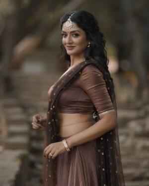 Vimala Raman Instagram - Glowing with the flow ✨🤎✨ 

Thanks to the best for this love u guys 😘❤️🙏🏻
Photography @camerasenthil 
Makeup @chennai_thebridalart 
Hairstylist @mahi_hairstyliz 
Styling @mabia_mb 
Organised by @rrajeshananda 
.
#vimalaraman #picoftheday #photoshoot