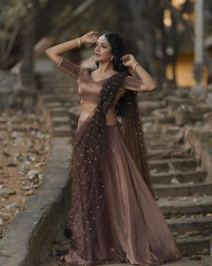 Vimala Raman Instagram - Glowing with the flow ✨🤎✨ 

Thanks to the best for this love u guys 😘❤️🙏🏻
Photography @camerasenthil 
Makeup @chennai_thebridalart 
Hairstylist @mahi_hairstyliz 
Styling @mabia_mb 
Organised by @rrajeshananda 
.
#vimalaraman #picoftheday #photoshoot