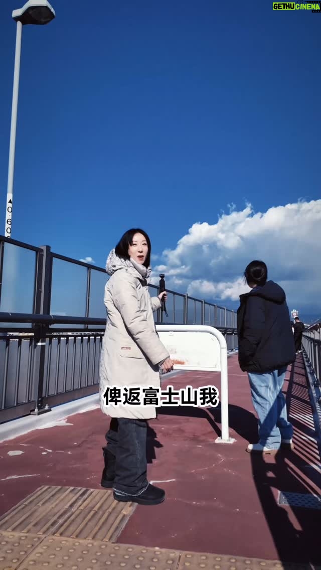 Vincy Chan - 3.1K Likes - 做人真係唔好咁容易放棄💪🏻
原本朝頭早我哋一到達嘅時候,完全見唔到個富士山😭但係憑着一個不屈不撓嘅精神。我哋決定食個飯再返嚟搏一搏運氣。結果!!! 成個富士山出晒嚟😍超級靚!!!
#夢之大橋 #富士山 #靜岡