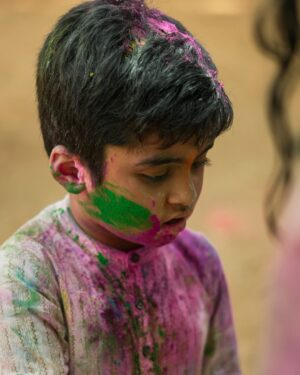 Vishnu Priya Instagram - Messy hands, colourful faces, hearts full of love 🩷🩵💚💜💙🤍♥️ 
.
Our holi celebrations full videos are releasing in our channels today so don’t miss to watch our fun 🤗😂😂 
.
Colourful pictures captured by @nikhilvsns 🩷💜🩷 
.
#holi #holipictures #colours #friends #friendsforever❤️ #friendship #crazy #crazyfamily #crazyfun #photos #photography #neelimeghaalaloo #mahishivan #sidshnu #spreadlove #spreadpositivity #thankyouall