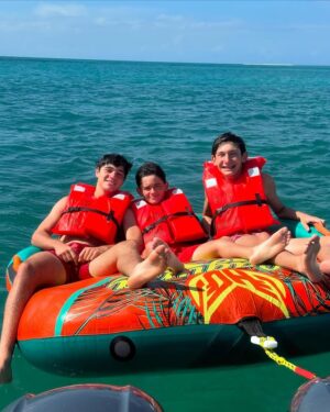 Viviana Gibelli Instagram - Desde que era niña, la playa siempre ha sido mi lugar feliz. Creo que mis mejores recuerdos en familia han sido siempre cerca del mar.

Hoy sigo sumando momentos… 

Chapuzones, pescadito frito, sobrinos, atardeceres, sobrinos nietos, risas, abrazos, conversas, recuerdos y ese mar… 

Regresar a la posada con el atardecer, la sal pegada al cuerpo y el cabello enredado… 

Agradeciendo cada segundo. 

Así mi día… Lo comparto con ustedes…

#aranzaysebastian  #lomejordemividaas