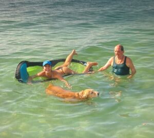 Viviana Gibelli Instagram - Hoy ordenando fotos en la compu me apareció esta belleza de recuerdo!!! 

Fue en Morrocoy, unos cuantos añitos atrás…

El es Brandom mi primer Golden, mi amigo por 13 años. No se pelaba una playa 😂🏝️ Lo recuerdo nadando entre las lanchas y cuando estaba cansado se montaba conmigo en el flotador 🛟 y podía estar todo el día feliz allí. Te extraño vale!!!

Pero más extraño a quien encontré junto a nosotros en estas fotos del viaje: a mi PAPÁ Caray viejo ya van 14 años sin ti… Ahora entiendo tanto cuando me decías que el mejor regalo era pasar tiempo con tus hijos. 

Otro día les muestro el chorro de fotos que he rescatado y he devuelto a mi memoria ❤️

#TBT