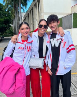 Viviana Gibelli Instagram - Domingo gaitero ❤️ con mis Costillas

Hoy los llevo tras bastidores ➡️ Acompáñame…

@gaitaswashington @aranzaakinin  @sebasakinin 

#aranzaysebastian  #lomejordemividaas #mamagaitera #festivaldegaitas