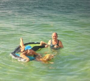Viviana Gibelli Instagram - Hoy ordenando fotos en la compu me apareció esta belleza de recuerdo!!! 

Fue en Morrocoy, unos cuantos añitos atrás…

El es Brandom mi primer Golden, mi amigo por 13 años. No se pelaba una playa 😂🏝️ Lo recuerdo nadando entre las lanchas y cuando estaba cansado se montaba conmigo en el flotador 🛟 y podía estar todo el día feliz allí. Te extraño vale!!!

Pero más extraño a quien encontré junto a nosotros en estas fotos del viaje: a mi PAPÁ Caray viejo ya van 14 años sin ti… Ahora entiendo tanto cuando me decías que el mejor regalo era pasar tiempo con tus hijos. 

Otro día les muestro el chorro de fotos que he rescatado y he devuelto a mi memoria ❤️

#TBT