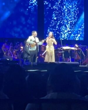 Viviana Gibelli Instagram - Un resumen de una noche mágica con @andreabocelliofficial 

Bravo!!! @nellaoficial  Tu voz fue otro regalo para todos. 

Nuestra Orquesta Sinfónica Simón Bolivar junto a Bocelli y un público que valoró este momento y quería más 👏👏👏

Mis Costillas?? Claro que me acompañaron…  Y yo feliz!!! Saben que esta música me conecta con su abuelo. Como pensé en ti papi. Te dediqué Nessun Dorma ❤️

Muy buena organización y espectáculo @invershow  @mitickera @grupotuandamio 

#andreabocelli