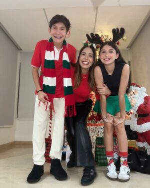 Viviana Gibelli Instagram - Feliz navidad les desea esta familia 🎁🎄🤗

#miscostillasyyo

#aranzaysebastian #lomejordemividaas #navidad2024 #miscostillas