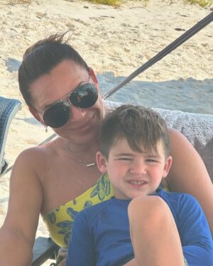 Viviana Gibelli Instagram - Desde que era niña, la playa siempre ha sido mi lugar feliz. Creo que mis mejores recuerdos en familia han sido siempre cerca del mar.

Hoy sigo sumando momentos… 

Chapuzones, pescadito frito, sobrinos, atardeceres, sobrinos nietos, risas, abrazos, conversas, recuerdos y ese mar… 

Regresar a la posada con el atardecer, la sal pegada al cuerpo y el cabello enredado… 

Agradeciendo cada segundo. 

Así mi día… Lo comparto con ustedes…

#aranzaysebastian  #lomejordemividaas