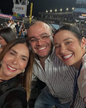 Viviana Gibelli Instagram - Un resumen de una noche mágica con @andreabocelliofficial 

Bravo!!! @nellaoficial  Tu voz fue otro regalo para todos. 

Nuestra Orquesta Sinfónica Simón Bolivar junto a Bocelli y un público que valoró este momento y quería más 👏👏👏

Mis Costillas?? Claro que me acompañaron…  Y yo feliz!!! Saben que esta música me conecta con su abuelo. Como pensé en ti papi. Te dediqué Nessun Dorma ❤️

Muy buena organización y espectáculo @invershow  @mitickera @grupotuandamio 

#andreabocelli