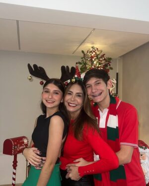 Viviana Gibelli Instagram - Feliz navidad les desea esta familia 🎁🎄🤗

#miscostillasyyo

#aranzaysebastian #lomejordemividaas #navidad2024 #miscostillas