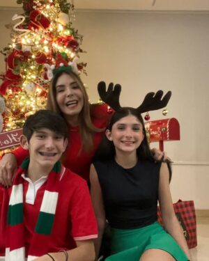 Viviana Gibelli Instagram - Feliz navidad les desea esta familia 🎁🎄🤗

#miscostillasyyo

#aranzaysebastian #lomejordemividaas #navidad2024 #miscostillas